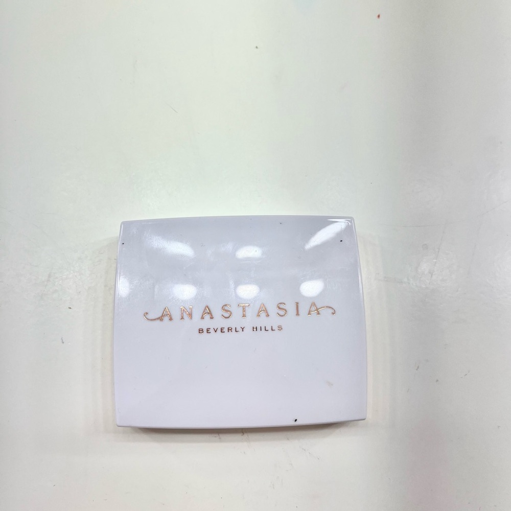 Anastasia Beverly Hills highlighter